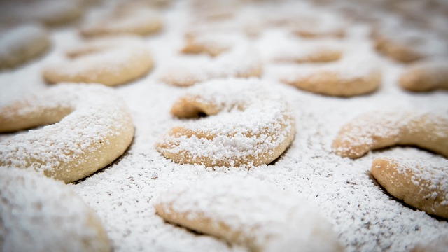 Vanillekipferl auf einem Backbleck